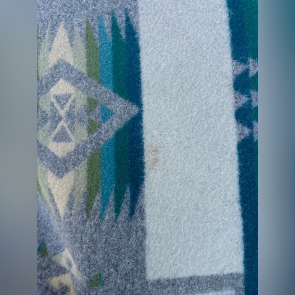 Pendleton wool blend blanket-small flaw - Picture 8 of 10